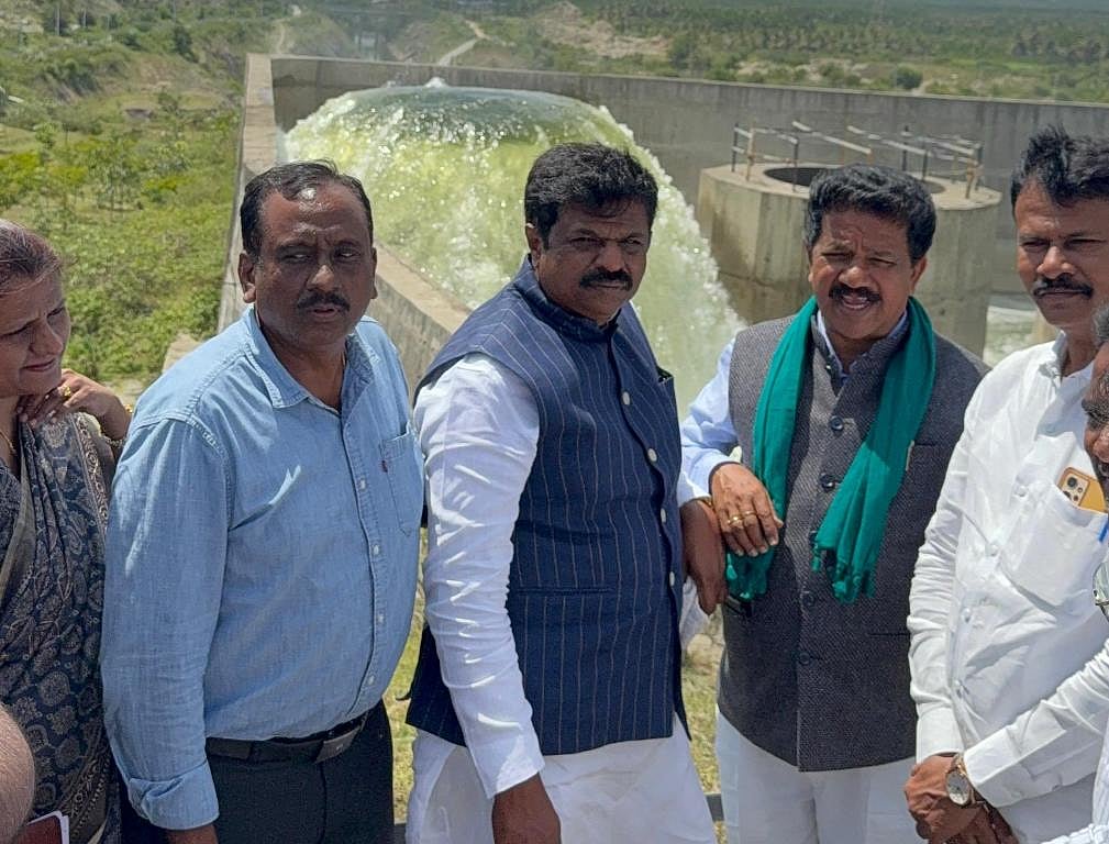 ಅಡೆ–ತಡೆ ನಡುವೆ ಚಿತ್ರದುರ್ಗಕ್ಕೆ ಹರಿದ ನೀರು