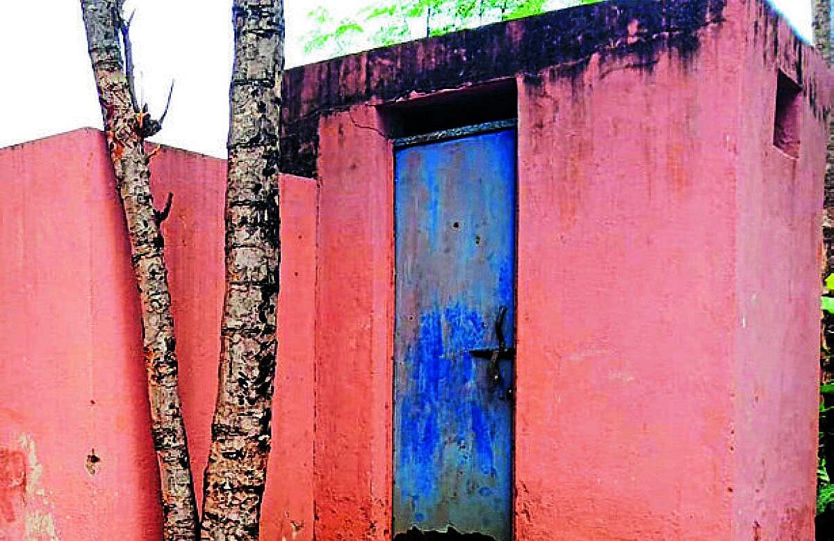 ಕೊರಟಗೆರೆ: ಶಾಲೆಗಳಲ್ಲಿ ಬಳಸಲು ಯೋಗ್ಯವಲ್ಲದ ಶೌಚಾಲಯ