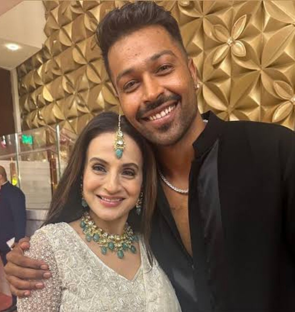 ಮೊದಲು ಹೆಣ್ಣಿನ ಸ್ನೇಹ ಮಾಡಿ: ಪಾಂಡ್ಯ ಜತೆ ಟ್ರೋಲ್ ಮಾಡಿದವರಿಗೆ ನಟಿ ಅಮೀಷಾ ಚಾಟಿ