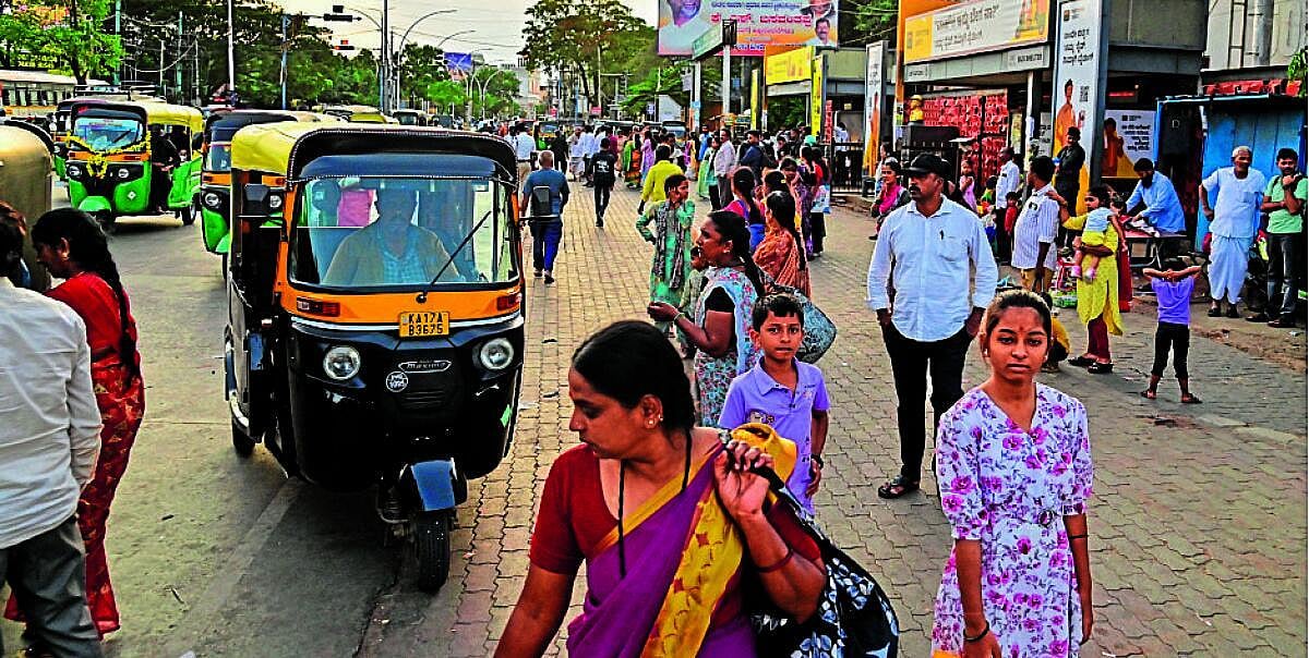 ದಾವಣಗೆರೆ ಪಿ.ಬಿ. ರಸ್ತೆಯಲ್ಲಿ ಆಟೊಗಳಿಂದ ಸಂಚಾರ ದಟ್ಟಣೆ, ಪ್ರಯಾಣಿಕರ ಪರದಾಟ