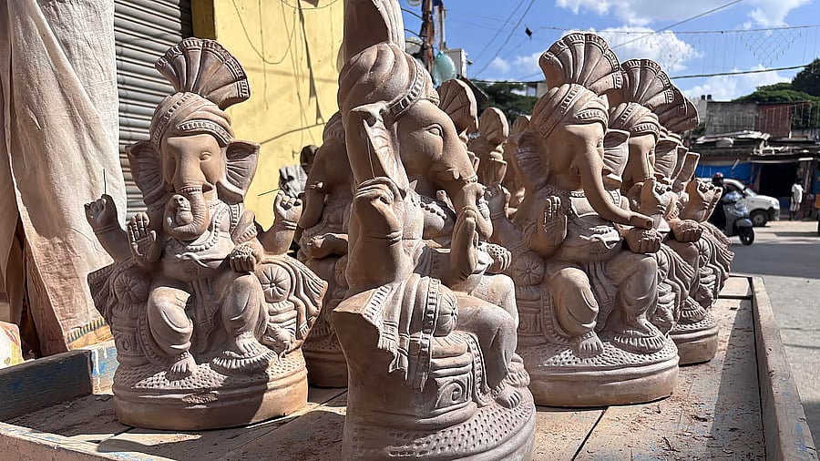 ಪಿಒಪಿ ನಿಷೇಧ, ಜೇಡಿಮಣ್ಣಿನ ಅಭಾವ: ಬೆಂಗಳೂರಿನ ಗಣೇಶ ಮೂರ್ತಿ ತಯಾರಕರ ಅಳಲು