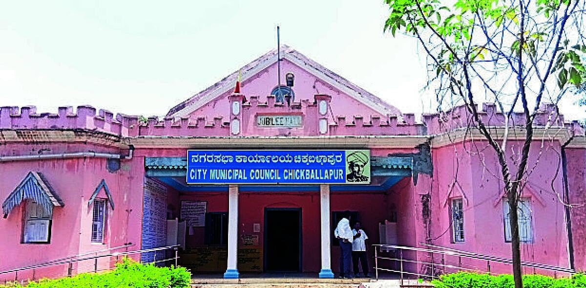 ಚಿಕ್ಕಬಳ್ಳಾಪುರ: ‘ಇ–ಖಾತೆ’ ಸುತ್ತ ರಾಜಕೀಯ; ಅಧಿಕಾರಿಗಳ ವಿರುದ್ಧ ಕ್ರಮಕ್ಕೆ ವರದಿ