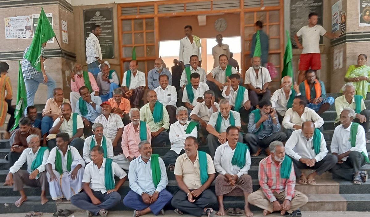 ತಮಿಳುನಾಡಿಗೆ ಕಾವೇರಿ ನೀರು: ಭೂಮಿತಾಯಿ ಹೋರಾಟ ಸಮಿತಿಯಿಂದ ‘ನಗೆ ಚಳವಳಿ’