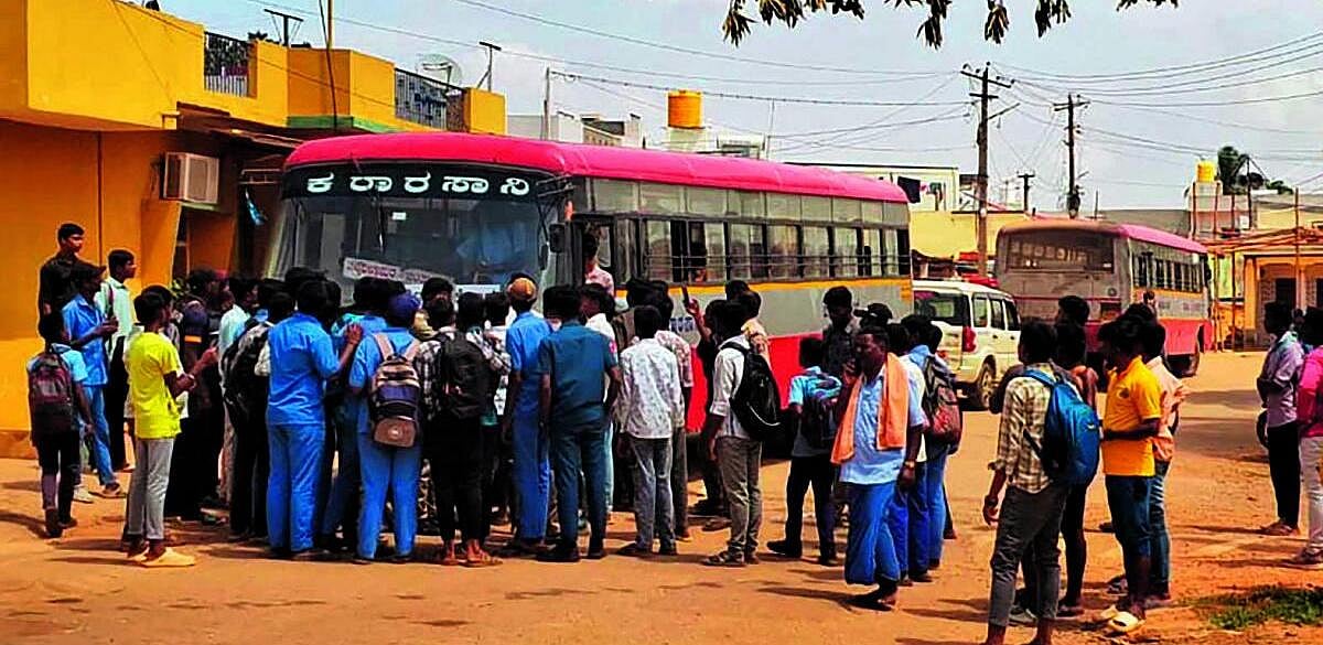 ಶಿಡ್ಲಘಟ್ಟದಲ್ಲಿ ಬಸ್ ತಡೆದು ವಿದ್ಯಾರ್ಥಿಗಳ ಪ್ರತಿಭಟನೆ