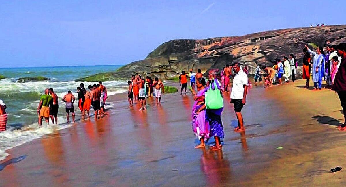 ಶ್ರಾವಣ ಅಮಾವಾಸ್ಯೆ ಪ್ರಯುಕ್ತ ಸೋಮೇಶ್ವರದಲ್ಲಿ ಭಕ್ತರಿಂದ ತೀರ್ಥಸ್ನಾನ