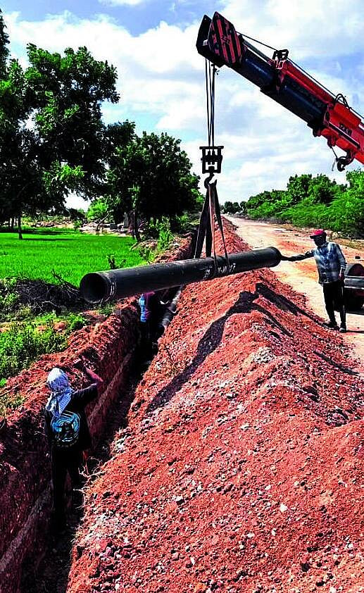 ಮೊಳಕಾಲ್ಮುರು: ಕೆರೆಗಳಿಗೆ ನೀರು ಪೂರೈಸುವ ಪೈಪ್ ಅಳವಡಿಕೆ ಕುಂಟುತ್ತಾ ಸಾಗಿದೆ