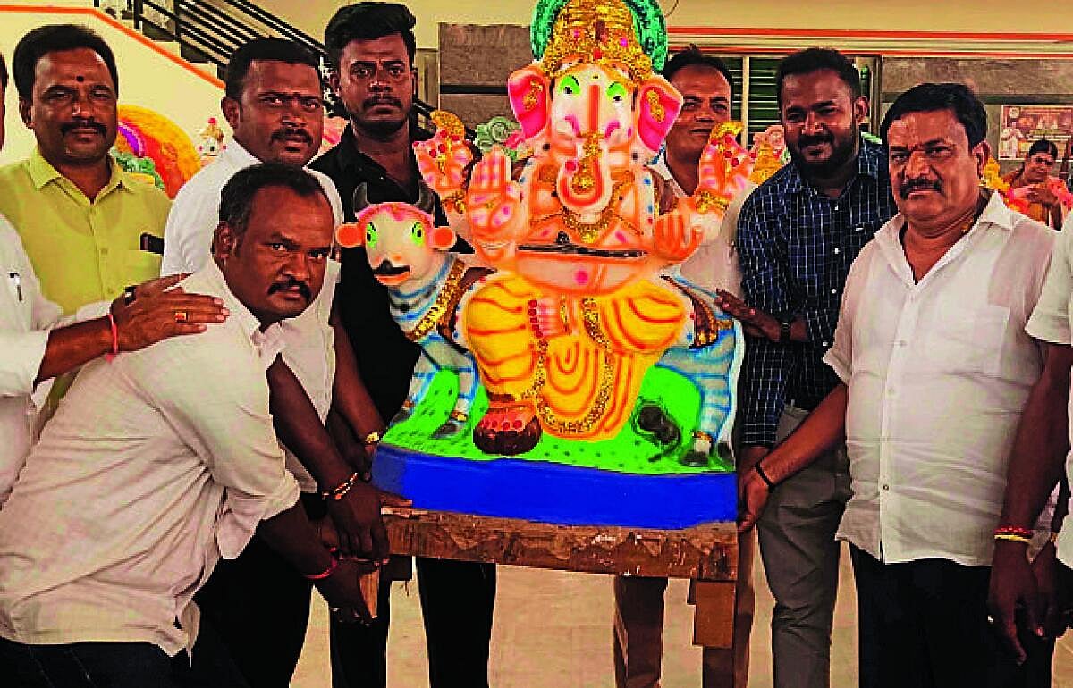 ಬಾಗೇಪಲ್ಲಿಯಲ್ಲಿ ಯುವಕರ ಸೆಳೆಯಲು ಉಚಿತ ಗಣೇಶ ಮೂರ್ತಿ ವಿತರಣೆ