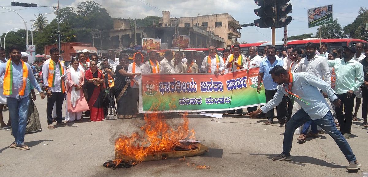 ಶಾಸಕ ಹರೀಶ್ ನಿಂದನೆ ಖಂಡಿಸಿ ಬಿಜೆಪಿ ಪ್ರತಿಭಟನೆ; ಸಚಿವರ ಪ್ರತಿಕೃತಿ ದಹನ