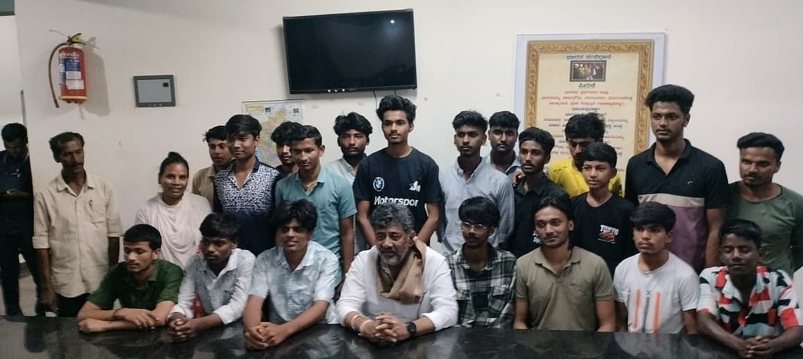ಕನಕಪುರ: ಹಾಸ್ಟೆಲ್‌ಗೆ ಸಿಎಂ ಡಿಕೆಶಿ ಭೇಟಿ, ವಿದ್ಯಾರ್ಥಿಗಳ ಜೊತೆ ಭೋಜನ