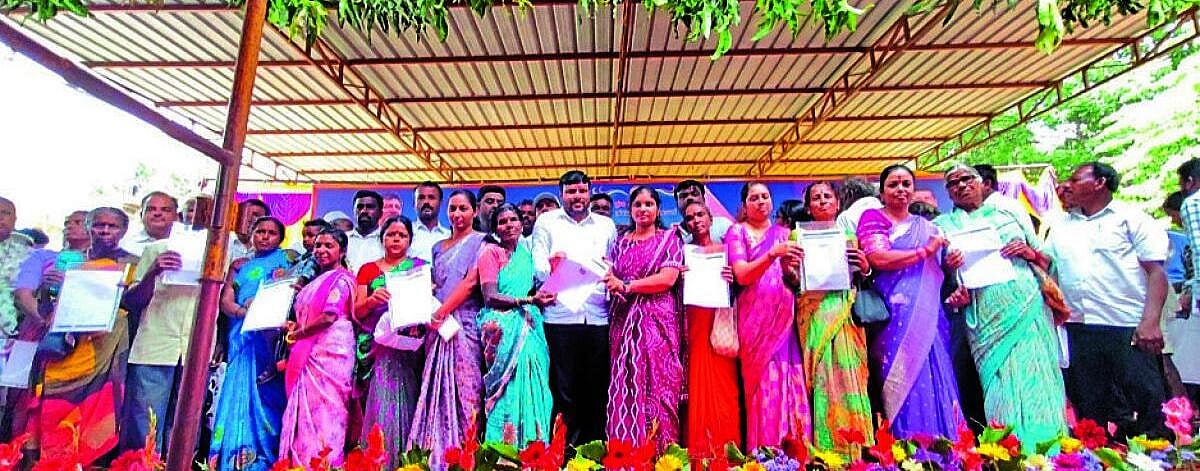 ಕೇಂದ್ರಸ್ಥಾನ ಬಿಡುವ ಸಿಬ್ಬಂದಿ ಅಮಾನತು: ಶಾಸಕ ಕೊತ್ತೂರು ಮಂಜನಾಥ್ ಎಚ್ಚರಿಕೆ