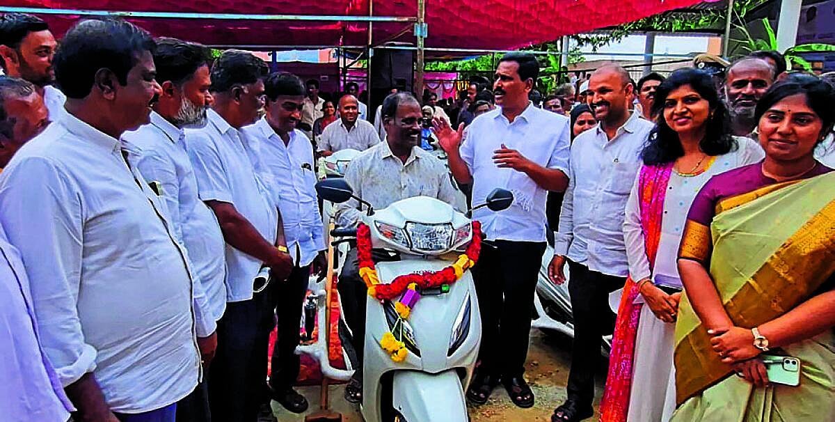 ಎಂಟು ದಿನದಲ್ಲಿ ಅಹವಾಲು ಇತ್ಯರ್ಥಪಡಿಸಿ:ಪ್ರಜಾಸೇವೆ ಆಂದೋಲನದಲ್ಲಿ ಶಾಸಕ ರವಿಕುಮಾರ್