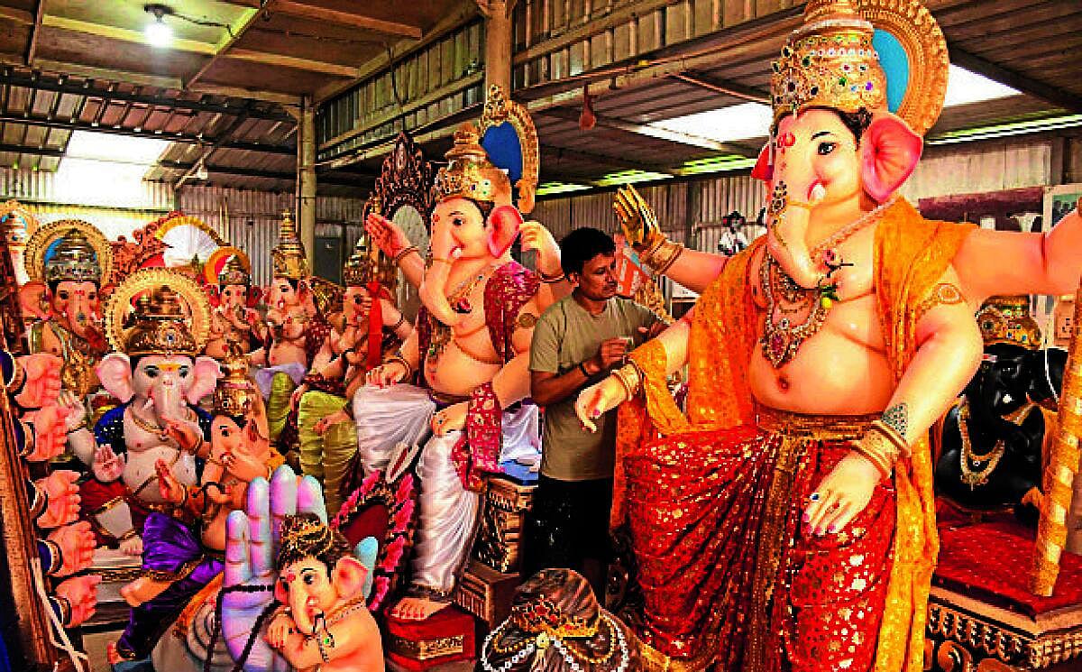 ಧಾರವಾಡದಲ್ಲಿ ಬರದಲ್ಲೂ ಗಣೇಶ ಹಬ್ಬದ ಸಂಭ್ರಮ;  ಹೂವು-ಹಣ್ಣು ಖರೀದಿ ಭರಾಟೆ