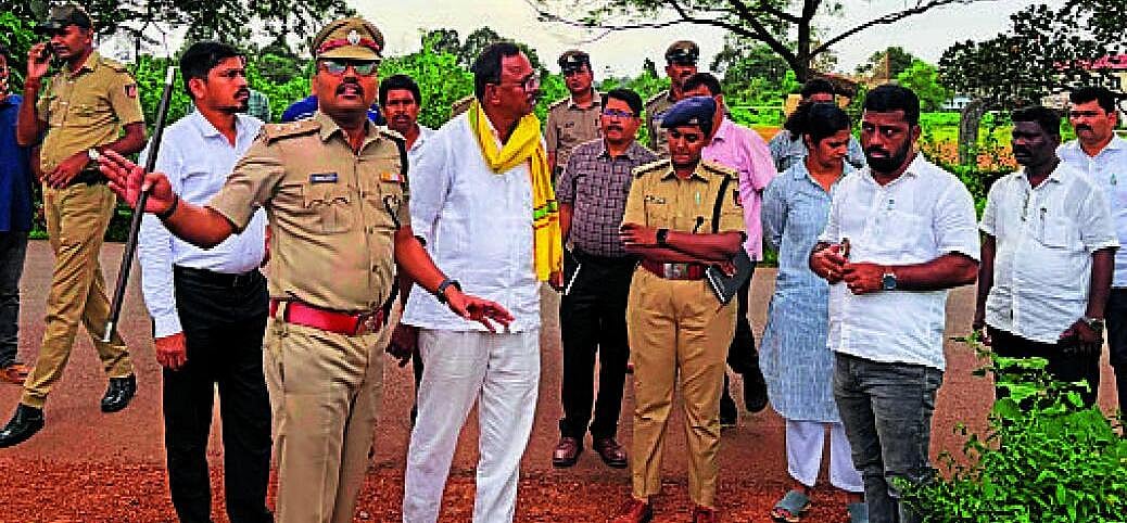 ಹೆಬ್ರಿಗೆ ಮುಖ್ಯಮಂತ್ರಿ ಡಿ.ಕೆ. ಶಿವಕುಮಾರ್ ಭೇಟಿ: ಸ್ಥಳ ಪರಿಶೀಲನೆ