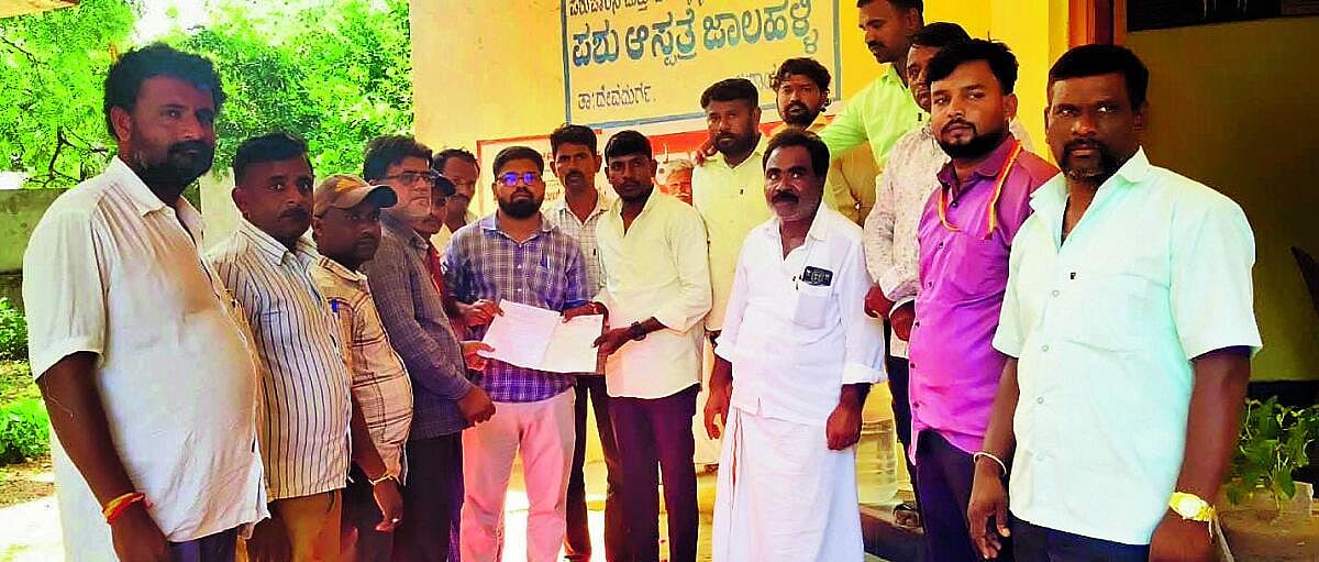 ಜಾಲಹಳ್ಳಿ: ಪಶು ಆಸ್ಪತ್ರೆ ಅವ್ಯವಸ್ಥೆ ಖಂಡಿಸಿ ರೈತರಿಂದ ಪ್ರತಿಭಟನೆ