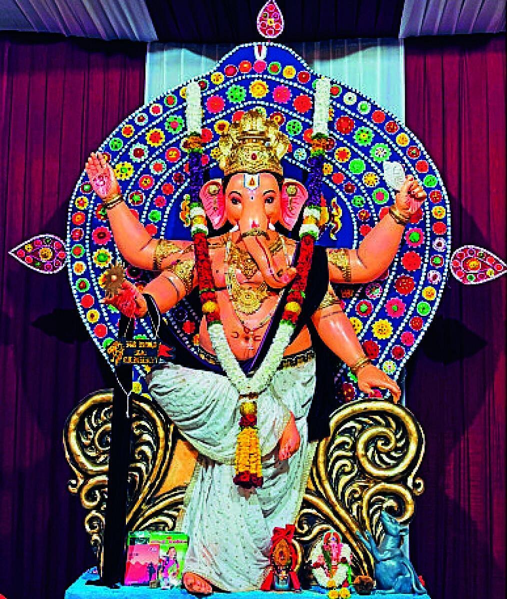 ಕನಕಗಿರಿ: ಬೆಳಕಿನಲ್ಲಿ ಕಂಗೊಳಿಸಿದ ಗರುಡ ಉಚ್ಚಾಯ ಗಣೇಶ