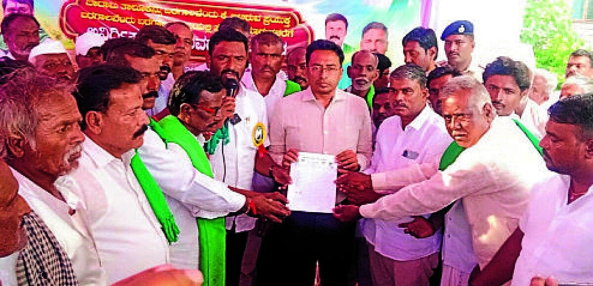 ಸಾಲ ಮನ್ನಾಗೆ ಒತ್ತಾಯ: ಬಾದಾಮಿಯಲ್ಲಿ ಮುಂದುವರಿದ ರೈತರ ಧರಣಿ