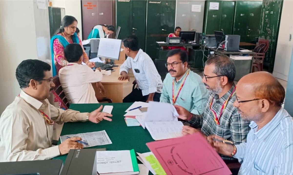 ಕಸದ ತೊಟ್ಟಿಯಲ್ಲಿ ಕಂದಾಯ ದಾಖಲೆಗಳು: ತನಿಖಾ ತಂಡ ರಚಿಸಿದ ಪ್ರಾದೇಶಿಕ ಆಯುಕ್ತರು