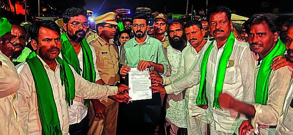 ಸೇಡಂ ಬರಪೀಡಿತ ತಾಲ್ಲೂಕು ಘೋಷಣೆಗೆ ಮಧ್ಯರಾತ್ರಿ ಮನವಿ ಸ್ವೀಕರಿಸಿದ ಜಿಲ್ಲಾಧಿಕಾರಿ