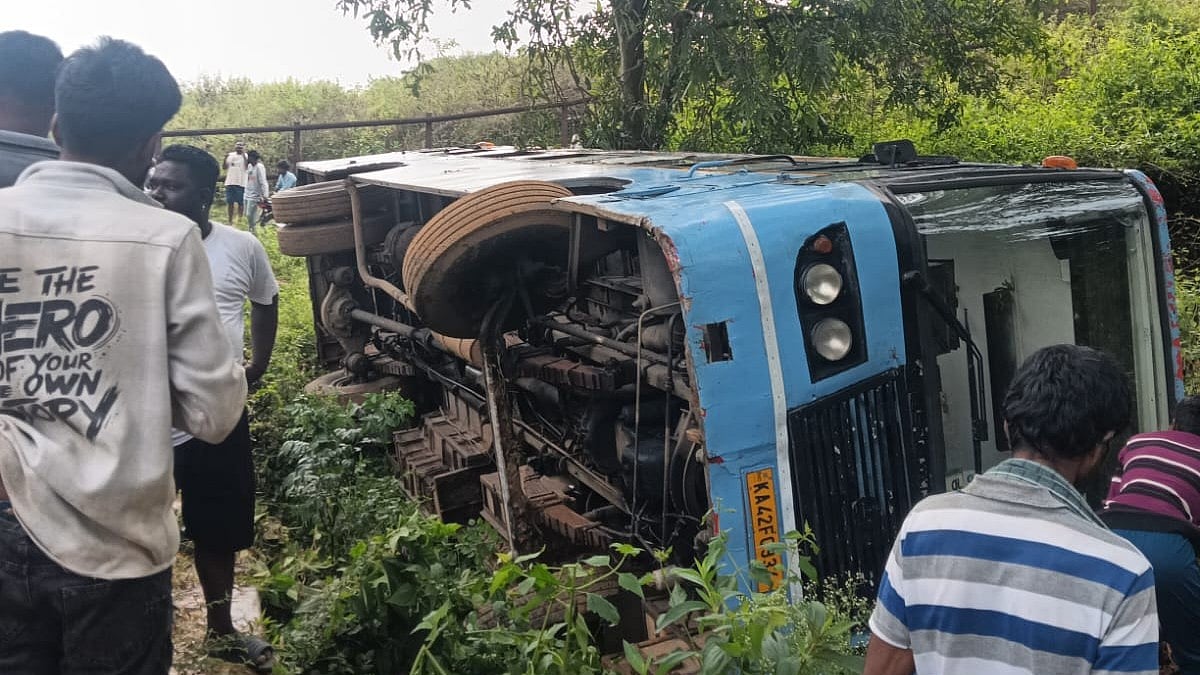 ಕಾಡಶಿವನಹಳ್ಳಿ: ತಿರುವಿನಲ್ಲಿ ಮಣ್ಣು ಜಾರಿ ಪಲ್ಟಿಯಾದ ಕೆಎಸ್‌ಆರ್‌ಟಿಸಿ ಬಸ್