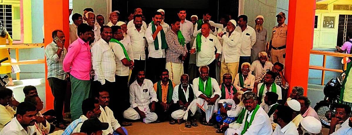 ಹಿರಿಯೂರು: ಕೂನಿಕೆರೆ ಕೆರೆಗೆ ನೀರು ಹರಿಸಲು ಆಗ್ರಹಿಸಿ ರೈತರಿಂದ ಪ್ರತಿಭಟನೆ