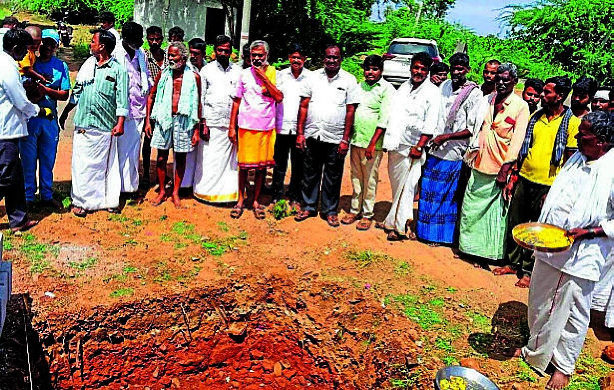 ಧರ್ಮಪುರ: ವಾಲ್ಮೀಕಿ ಕಂಚಿನ ಪ್ರತಿಮೆ ನಿರ್ಮಾಣಕ್ಕೆ ಭೂಮಿಪೂಜೆ