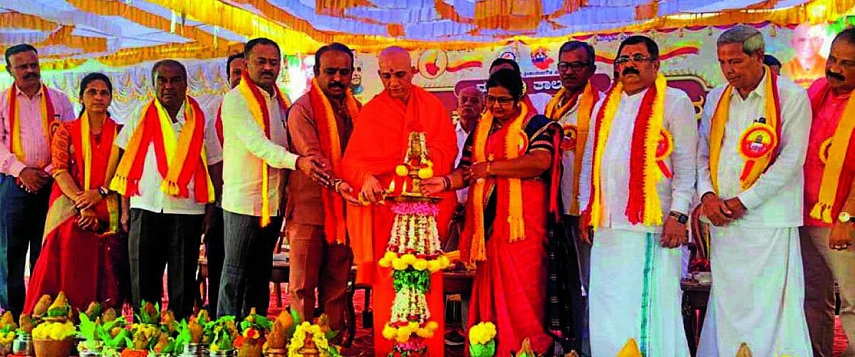 ಮದ್ದೂರಲ್ಲಿ ಸಾಹಿತ್ಯ ಸಮ್ಮೇಳನ;ಎಲ್ಲ ಕ್ಷೇತ್ರಗಳಲ್ಲಿ ಕನ್ನಡ ಮೊಳಗಲಿ: ಎಂ.ಕೆಂಪಮ್ಮ