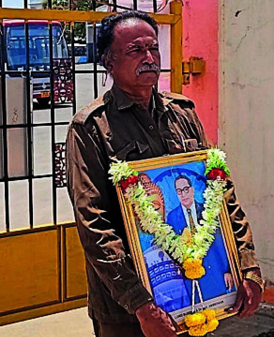 ಚಿಂತಾಮಣಿ: ಕೆಎಸ್ಆರ್ಟಿಸಿ ಘಟಕದ ಎದುರು ಚಾಲಕನ ಏಕಾಂಗಿ ಹೋರಾಟ