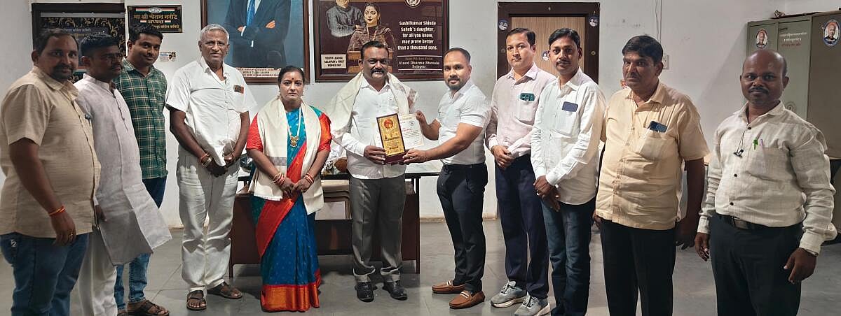 ಸೋಲಾಪುರ: ಆದರ್ಶ ಶಿಕ್ಷಕರಿಗೆ ಕಾಂಗ್ರೆಸ್ ಶಿಕ್ಷಕರ ಘಟಕದಿಂದ ಸನ್ಮಾನ