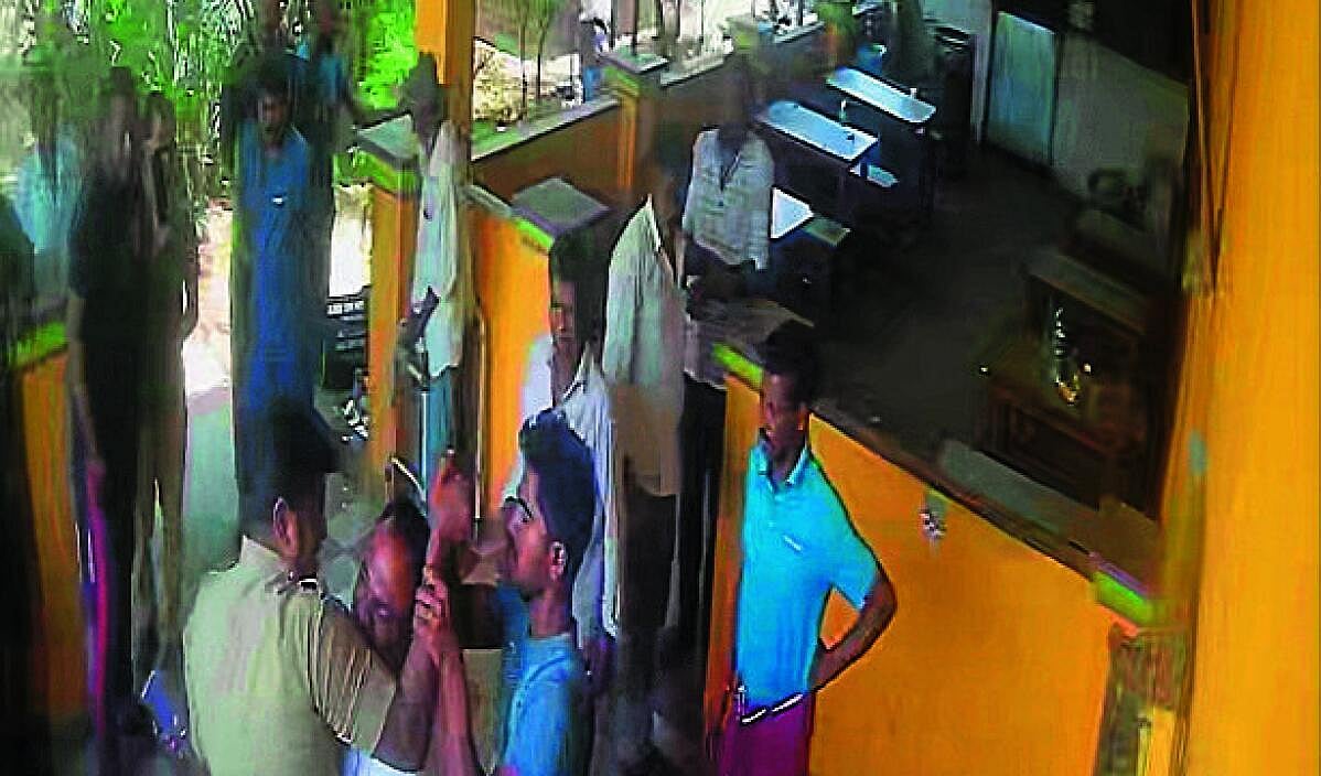 ಮುಳಬಾಗಿಲು: ಗಲಾಟೆ ತಡೆಯಲು ಹೋದ ಕಾನ್ಸ್ಟೆಬಲ್ನನ್ನು ಕಚ್ಚಿದ ಕುಡುಕ