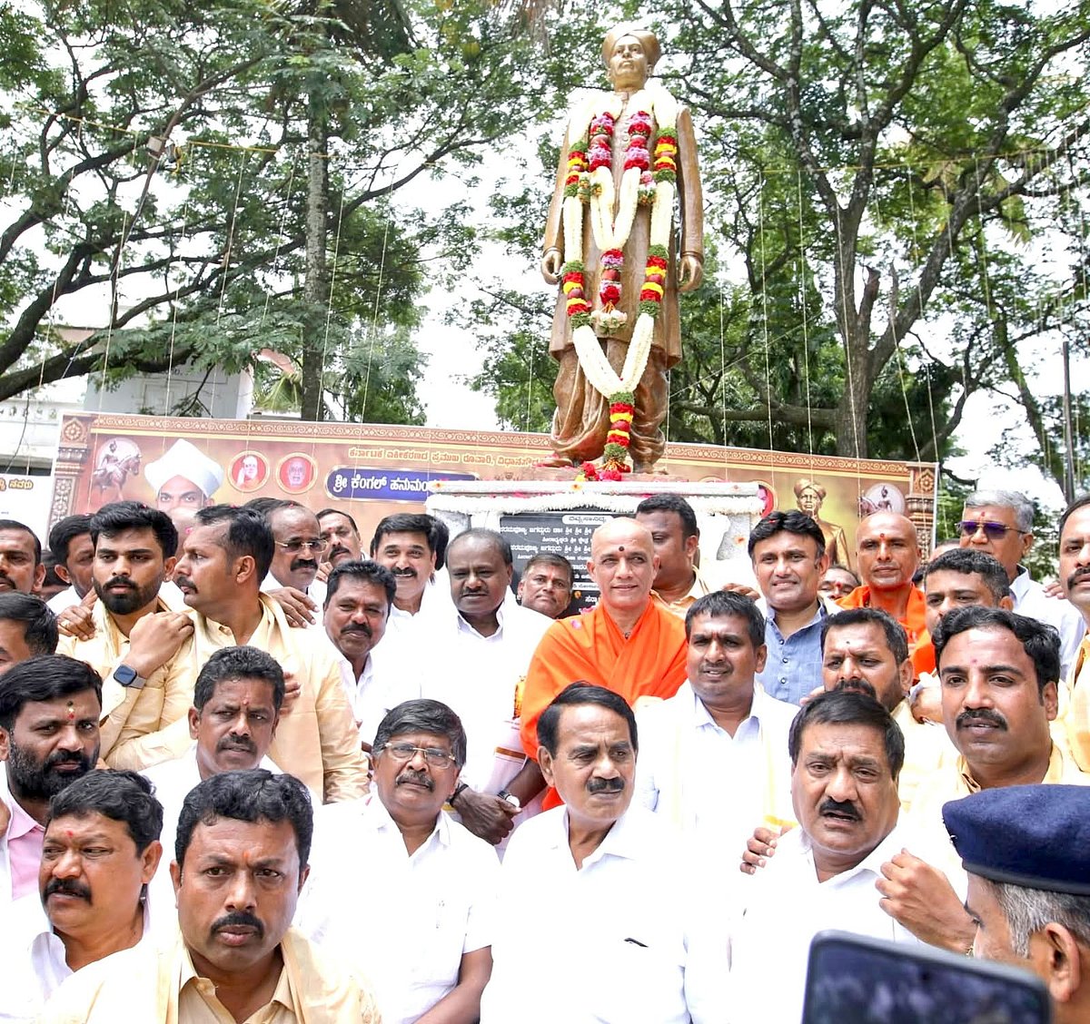 ನೆಲಮಂಗಲ: ಕೆಂಗಲ್‌ ಹನುಮಂತಯ್ಯ ಕಂಚಿನ ಪ್ರತಿಮೆ ಅನಾವರಣ