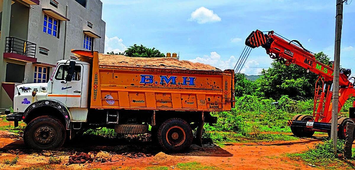 ಕಾವೇರಿ ಒಡಲು ಬಗೆದು ಮರಳಿಗೆ ಕನ್ನ: ಕೊಳ್ಳೇಗಾಲದಲ್ಲಿ ದಂಧೆಕೋರರ ಹಾವಳಿ