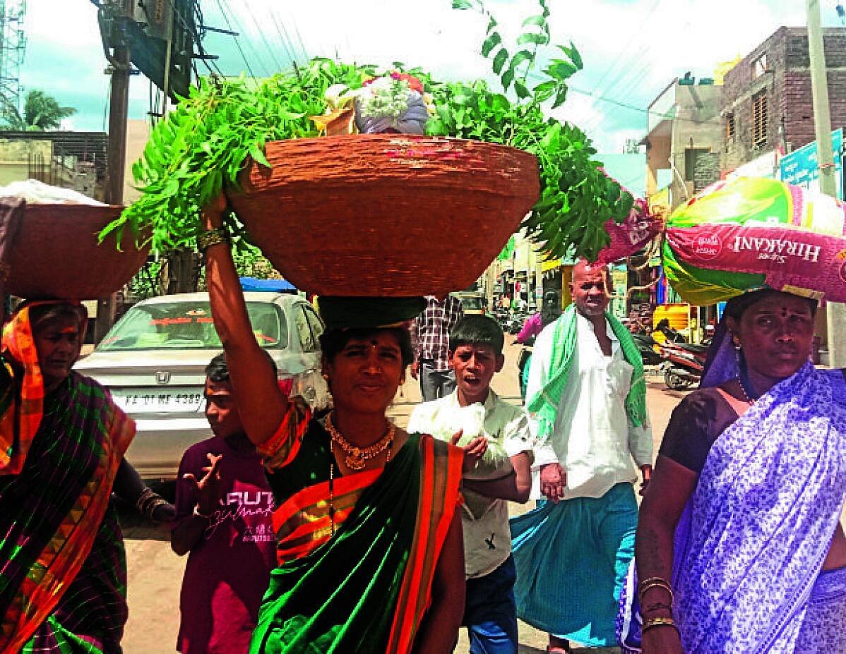 ನರಗುಂದದಲ್ಲಿ ಜೋಕುಮಾರನ ಆಗಮನ; ಮಳೆಗಾಗಿ ಪ್ರಾರ್ಥನೆ