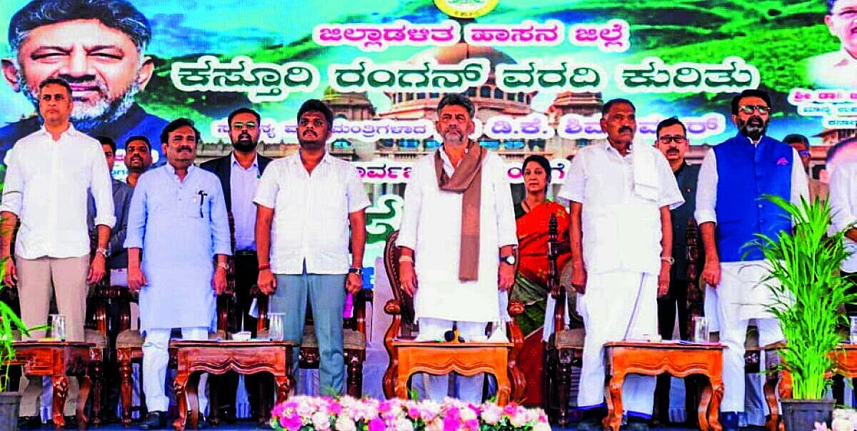 ರೈತರಿಗೆ ನೋಟಿಸ್, ಕಿರುಕುಳ ನೀಡಬೇಡಿ: ಅರಣ್ಯ ಅಧಿಕಾರಿಗಳಿಗೆ ಸಿಎಂ ಡಿಕೆಶಿ ಸೂಚನೆ