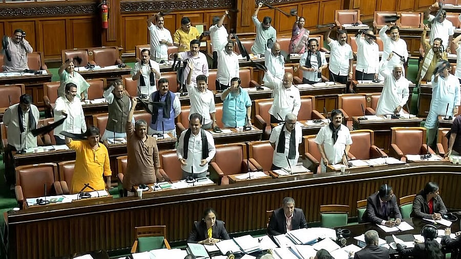 ವಿಧಾನಮಂಡಲದಲ್ಲಿ ಎರಡು ಪ್ಯಾರಾಗೆ ಮೊಟಕುಗೊಂಡ ವಂದೇ ಮಾತರಂ: ಪೂರ್ತಿ ಹಾಡಿದ ಬಿಜೆಪಿ