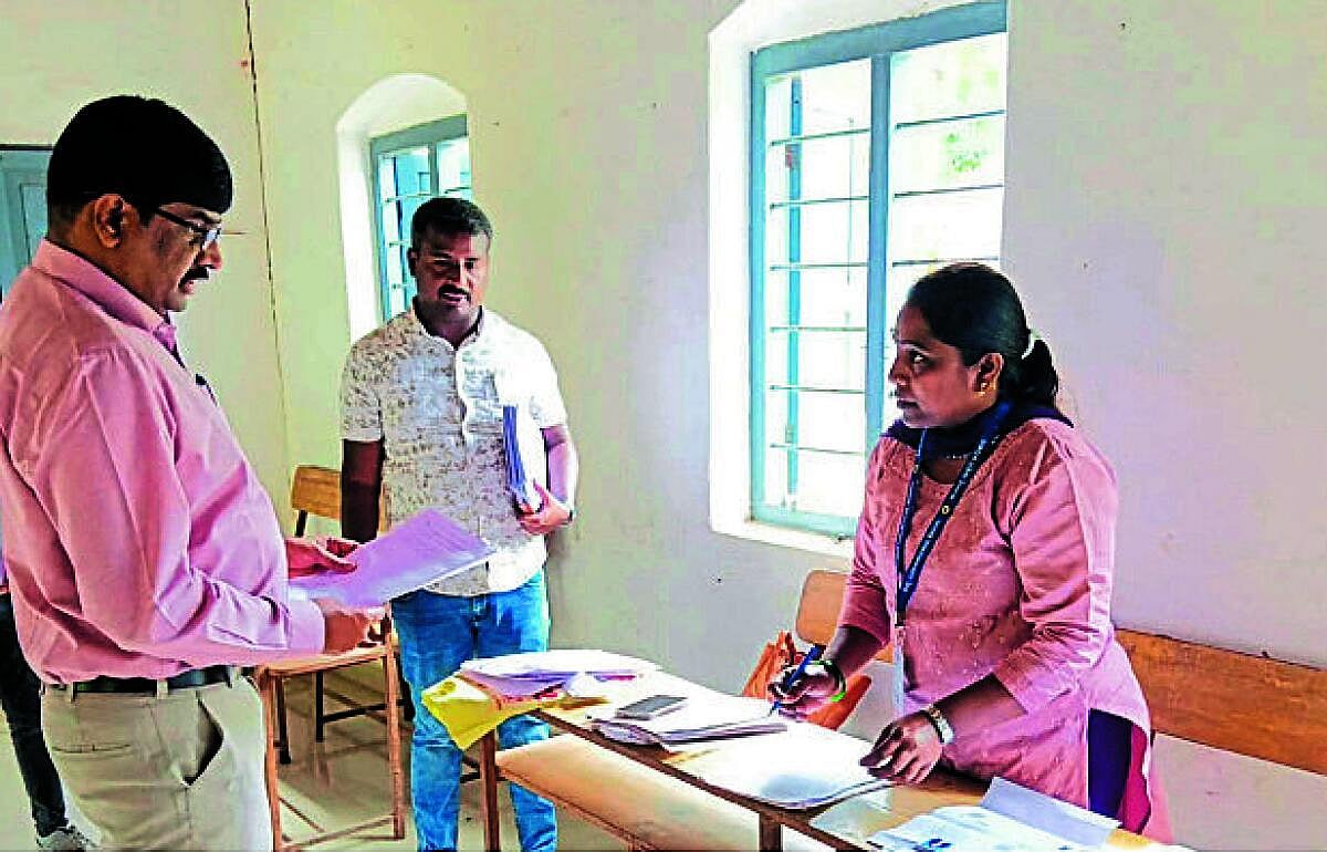 ಕೊಡಗು | ಮತಗಟ್ಟೆಗಳಿಗೆ ಡಿ.ಸಿ. ಭೇಟಿ, ಪರಿಶೀಲನೆ