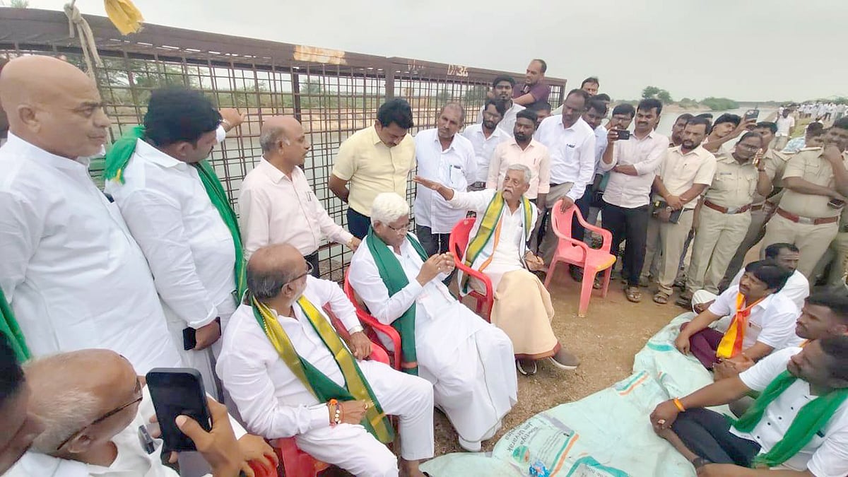 ಕಾಲುವೆ ಬಂದ್‌ಗೆ ಜಿಲ್ಲಾಧಿಕಾರಿ ಹೊರಡಿಸಿರುವ ಆದೇಶಕ್ಕೆ ತೀವ್ರ ವಿರೋಧ, ಪ್ರತಿಭಟನೆ