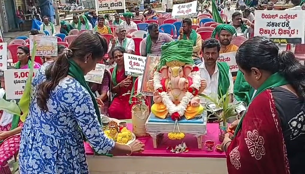 ಬಿಡದಿ ಟೌನ್ ಶಿಪ್ | ಉಪವಾಸನಿರತರು ಅಸ್ವಸ್ಥ: ರಸ್ತೆ ತಡೆದು ಗಣೇಶ ಪ್ರತಿಷ್ಠಾಪನೆ