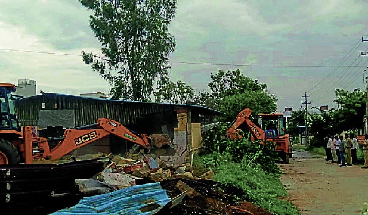 ಬಂಗಾರಪೇಟೆ | ಅಕ್ರಮ ಮನೆ, ಡಾಬಾ ತೆರವು: ರಸ್ತೆ ಅಭಿವೃದ್ಧಿಗೆ ಚಾಲನೆ