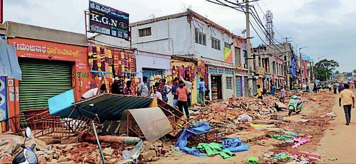 ಚಿಕ್ಕಬಳ್ಳಾಪುರ: ರಾಷ್ಟ್ರೀಯ ಹೆದ್ದಾರಿಗೆ ಅಡ್ಡಿಯಾಗಿದ್ದ ಕಟ್ಟಡ ತೆರವು