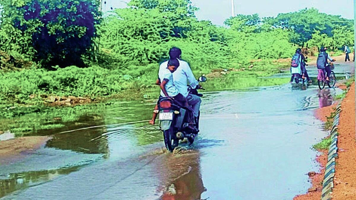 ನರೇಗಲ್ | ಮುಖ್ಯರಸ್ತೆಯಲ್ಲಿ ನೀರು ಸಂಗ್ರಹ: ವಿದ್ಯಾರ್ಥಿಗಳು, ಸಾರ್ವಜನಿಕರ ಪರದಾಟ
