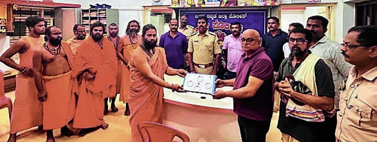 ಗೋಕರ್ಣ: ಭಕ್ತರಿಂದ ಚಿನ್ನ ಎಗರಿಸಿ, ಪೊಲೀಸರಿಗೆ ಸಿಕ್ಕಿಬಿದ್ದ ಸಾಧುಗಳು