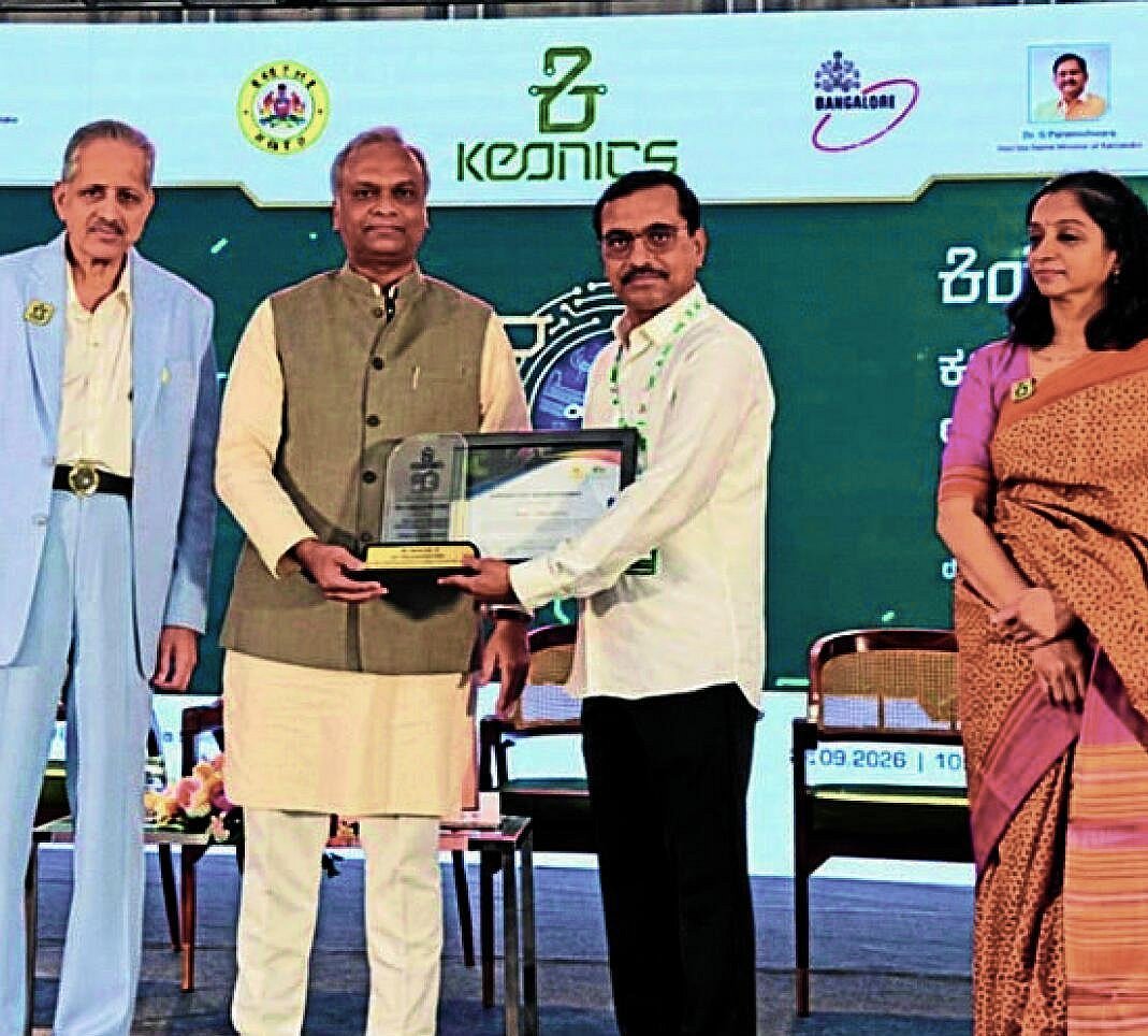 Yash Computer receives State Award for Best Management Center