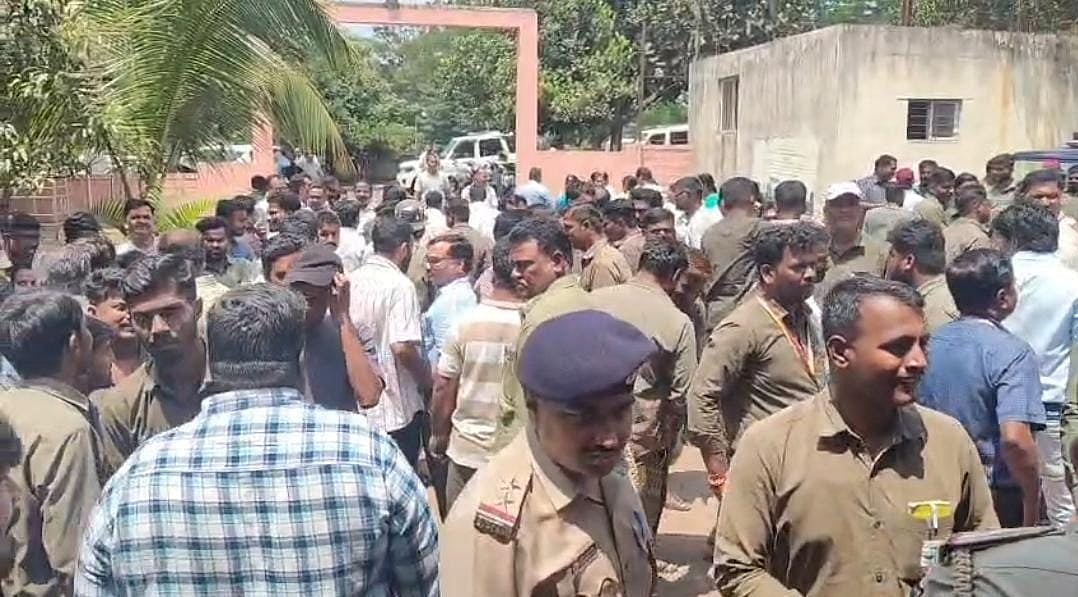 ಅಧಿಕಾರಿಗಳನ್ನು ಮನೆಗೆ ಕರೆಸಿ ಹಲ್ಲೆ ಆರೋಪ: ಹಟ್ಟಿಹೊಳಿ ವಿರುದ್ಧ ಪ್ರತಿಭಟನೆ
