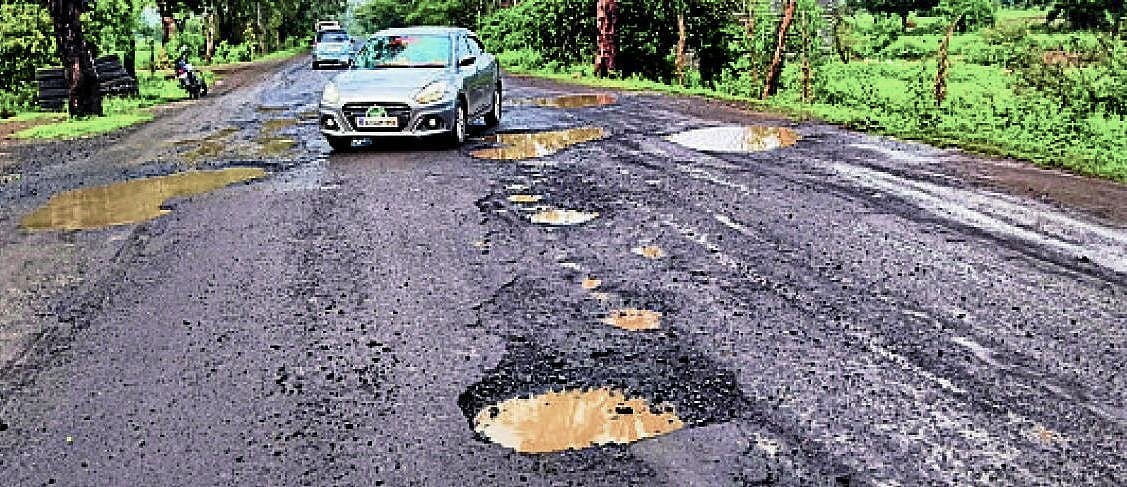 ಚಿಂಚೋಳಿ: ಹೆದ್ದಾರಿಯಲ್ಲಿ ಗುಂಡಿಗಳ ಕಾರುಬಾರು