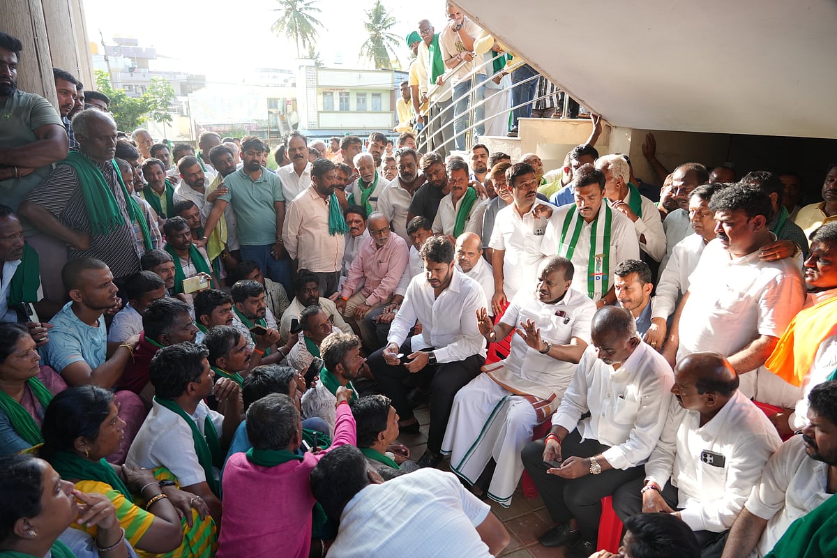 Farmers continue protest at Bidadi town area despite CM's appeal; HDK demands action against police misconduct