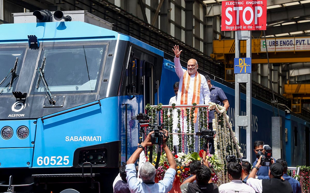 ಅಹಮದಾಬಾದ್‌: ದೇಶದ ಮೊದಲ ಎಲ್‌ಎನ್‌ಜಿ ಚಾಲಿತ ರೈಲಿಗೆ ಅಮಿತ್ ಶಾ ಚಾಲನೆ