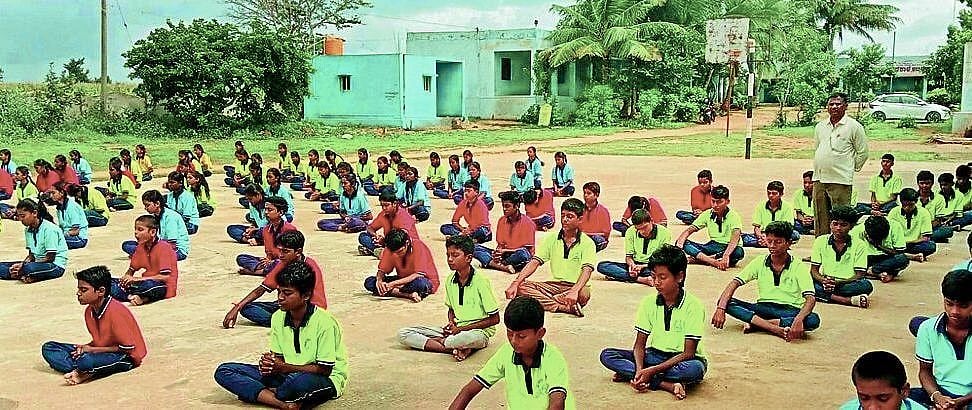 ಅಬ್ಬಿಗೇರಿ ಸರ್ಕಾರಿ ಪ್ರೌಢಶಾಲೆಯಲ್ಲಿ ವಿದ್ಯಾರ್ಥಿಗಳ ಮನಸ್ಸಿಗೆ ಧ್ಯಾನದ ಬೆಳಕು