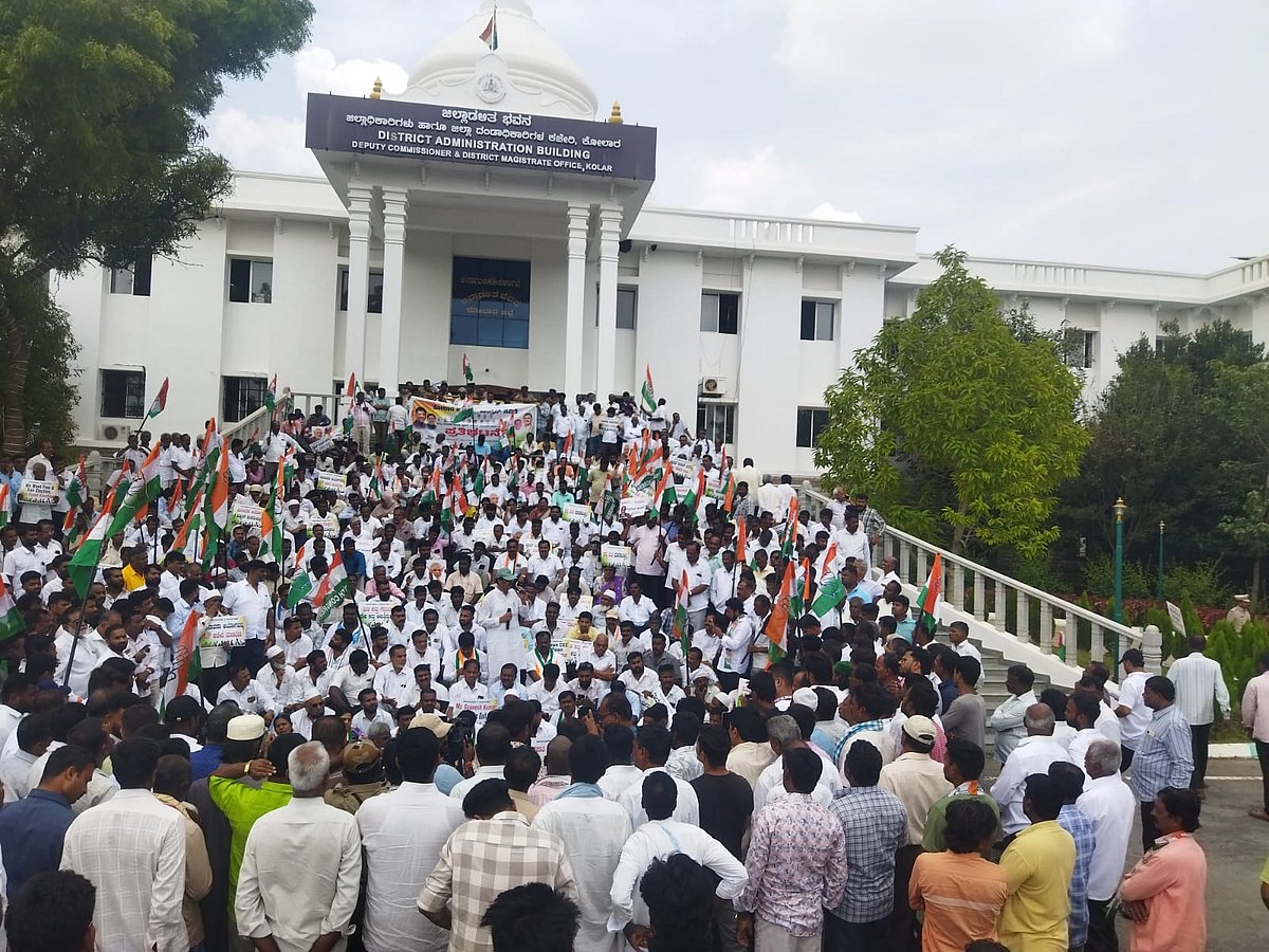 ಕೋಲಾರ: ಜ್ಞಾನೇಶ್ ಕುಮಾರ್ ವಜಾಕ್ಕೆ ಆಗ್ರಹಿಸಿ ಕಾಂಗ್ರೆಸ್ ಪ್ರತಿಭಟನೆ