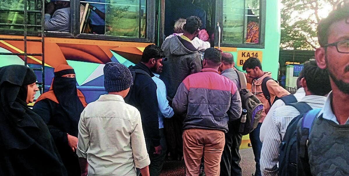 ಕೆಜಿಎಫ್: ಉದ್ಯೋಗಕ್ಕೆ ಬೆಂಗಳೂರೇ ಆಸರೆ, ಸಂಚಾರಕ್ಕಿಲ್ಲ ರೈಲು-ಬಸ್ ವ್ಯವಸ್ಥೆ