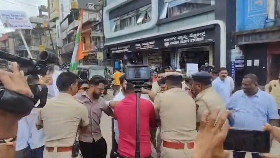 ಮಡಿಕೇರಿ: ಪೊಲೀಸರಿಗೂ, ಕಾಂಗ್ರೆಸ್ ಕಾರ್ಯಕರ್ತರಿಗೂ ಜಟಾಪಟಿ